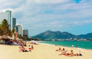 Bãi biển Phạm Văn Đồng, bão biển đẹp đáng đến ở Đà Nẵng